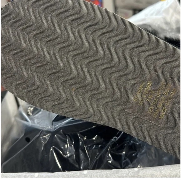 Elegant Black Fur Winter Boots - Picture 9 of 9